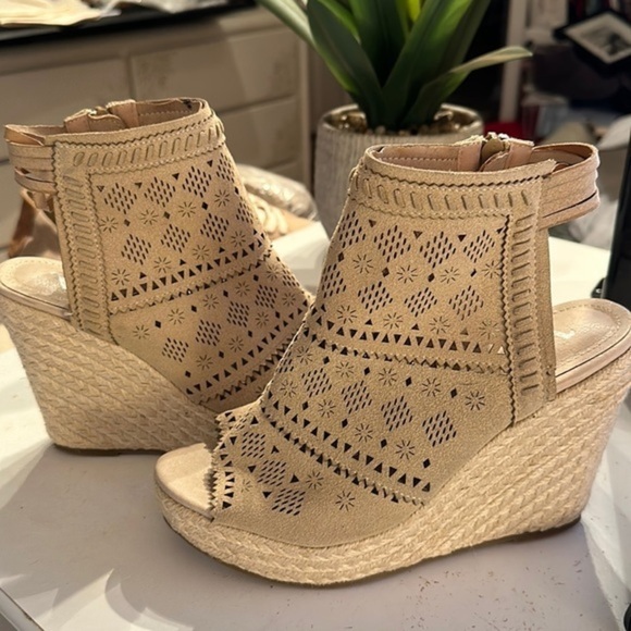 VERY G GLORIA LASER CUT WEDGES - GUC - SIZE 8.5 - Picture 7 of 15